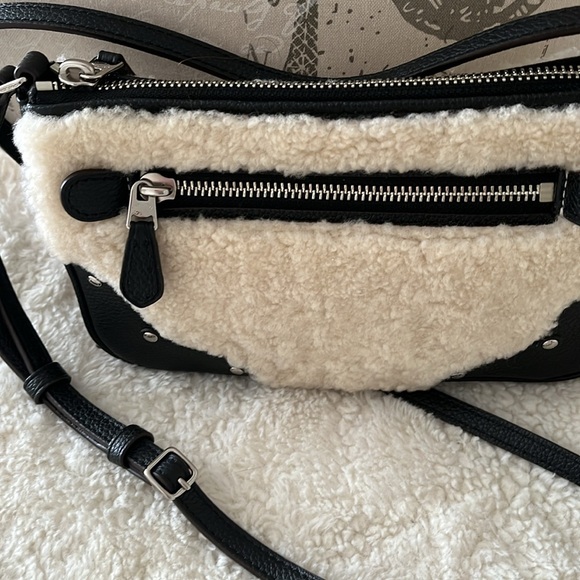 Beautiful Coach Crossbody - Picture 4 of 10